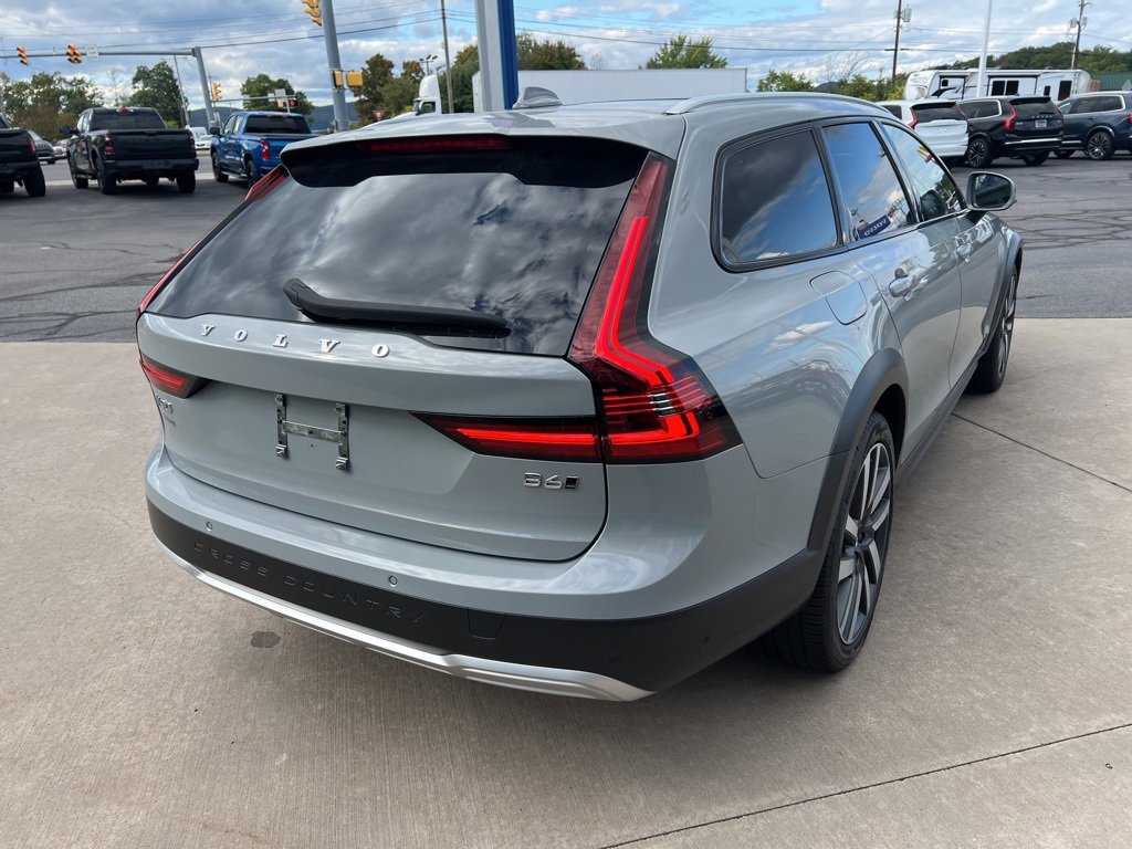 Certified 2025 Volvo V90 B6 Cross Country Plus image 5