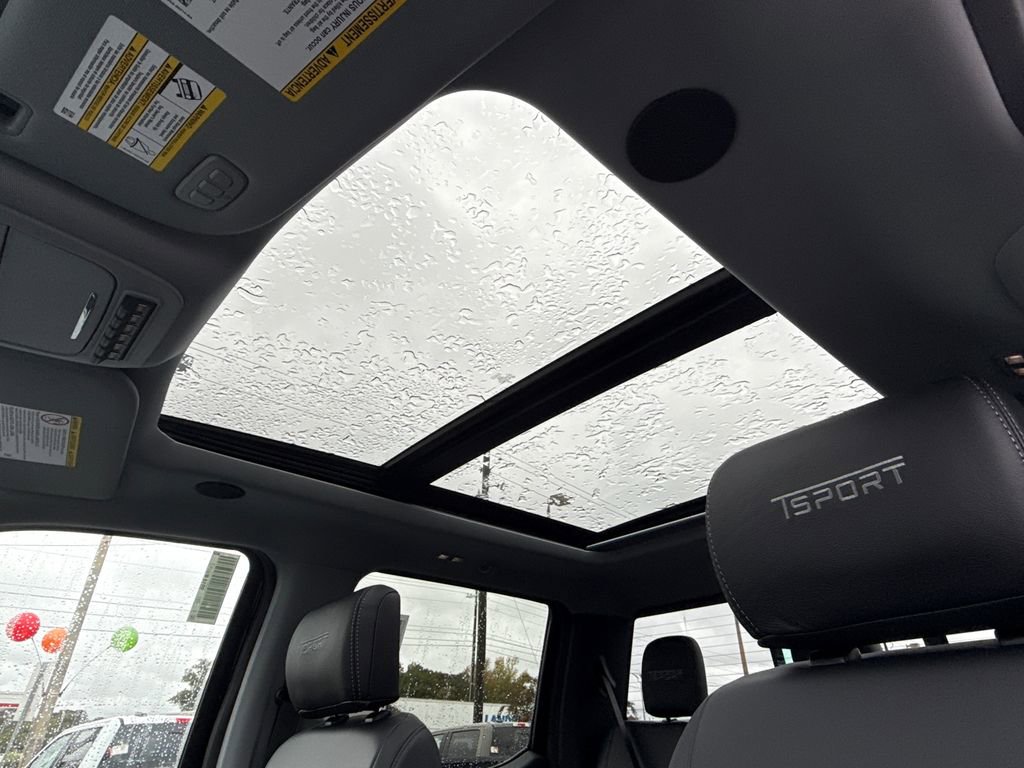New 2026 Ford F250 Lariat w/ Black Appearance Package image 31