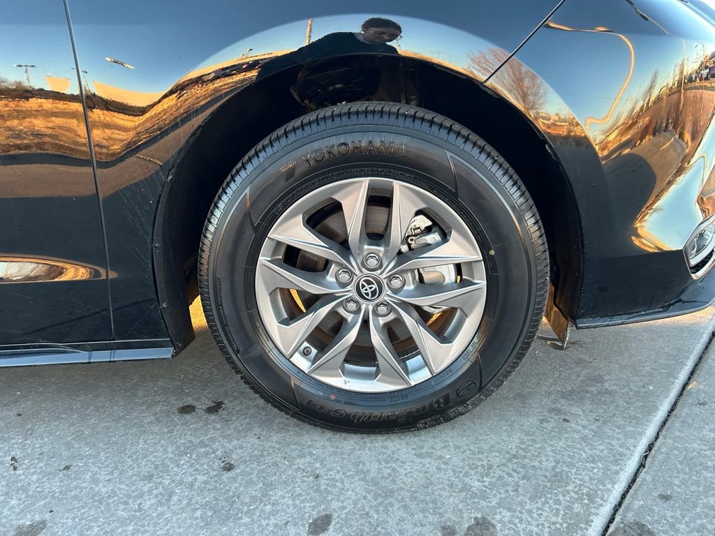 Used 2025 Toyota Sienna LE image 36