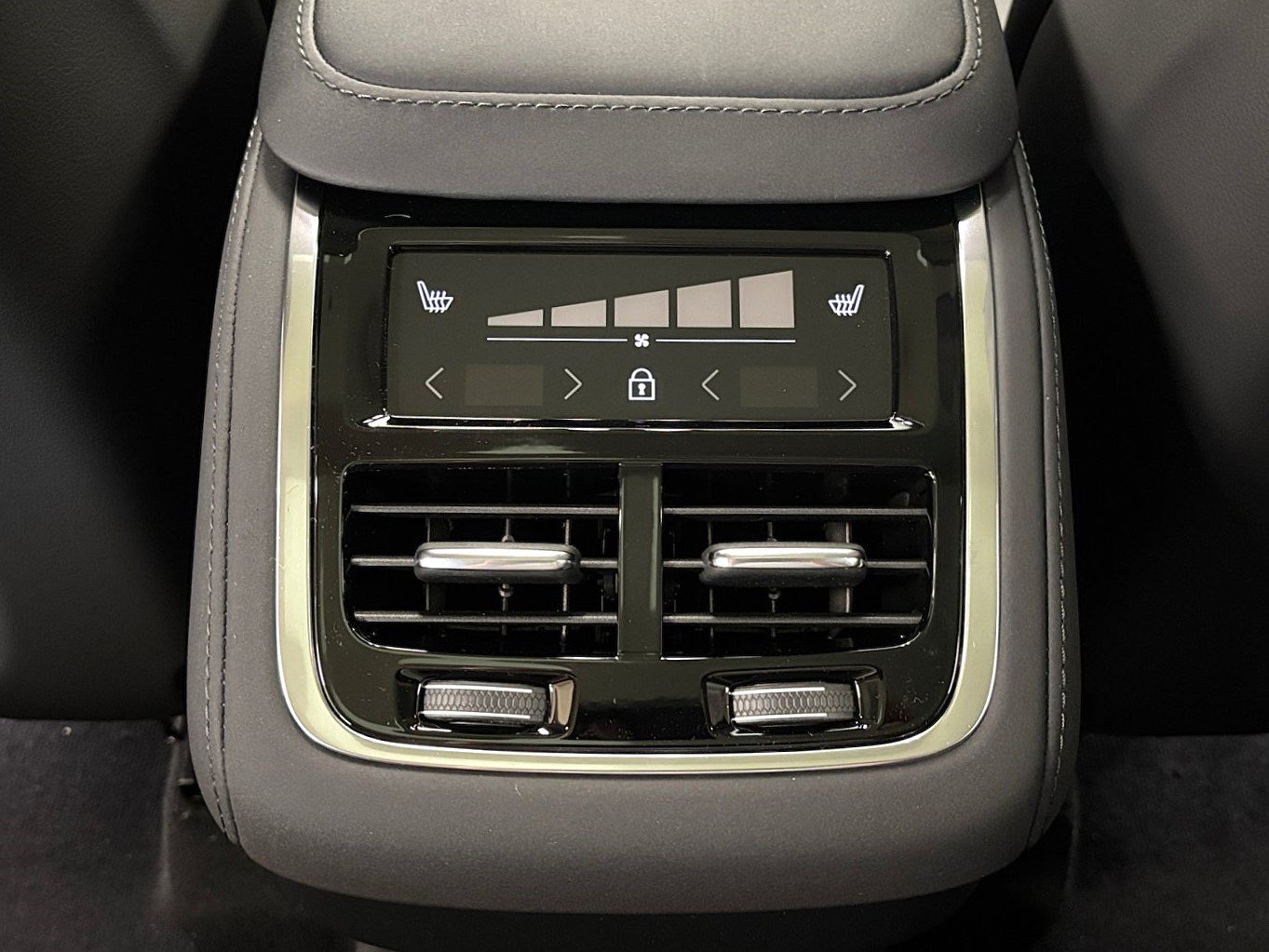 New 2026 Volvo XC90 B6 Plus w/ Protection Package Premier AWD/4WD image 37