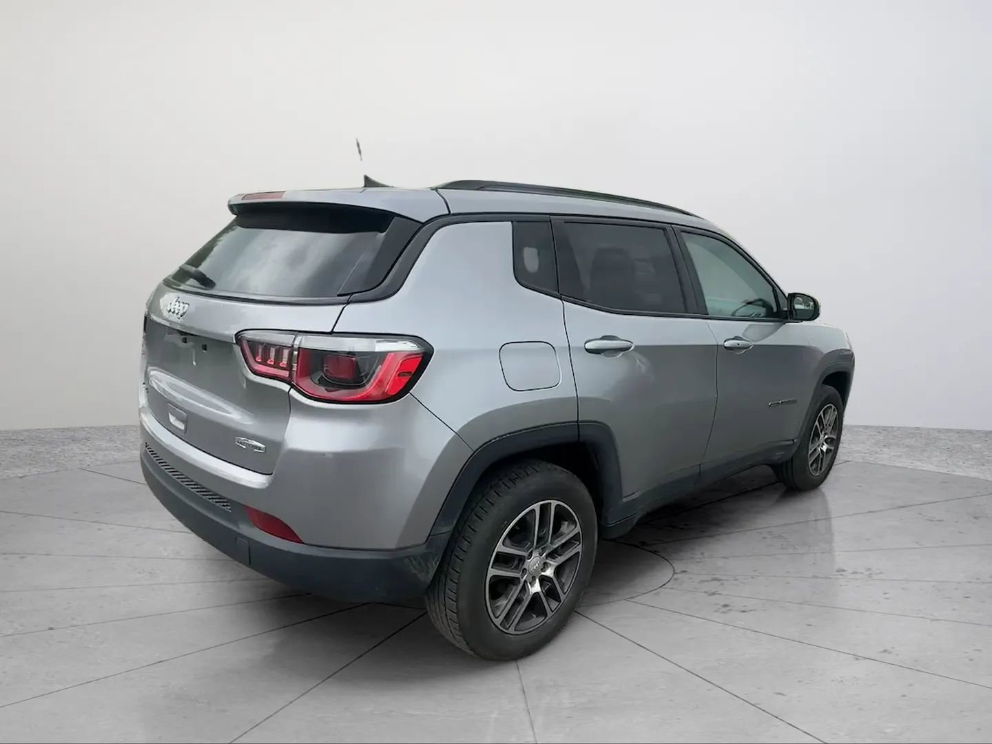 Used 2018 Jeep Compass Latitude w/ Popular Equipment Group AWD/4WD image 5
