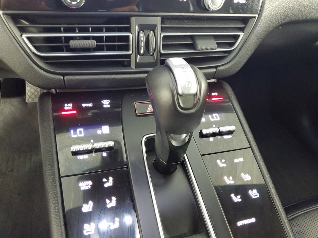 Used 2024 Porsche Macan AWD/4WD image 18