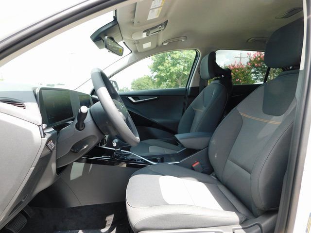 Used 2025 Kia Niro LX image 12