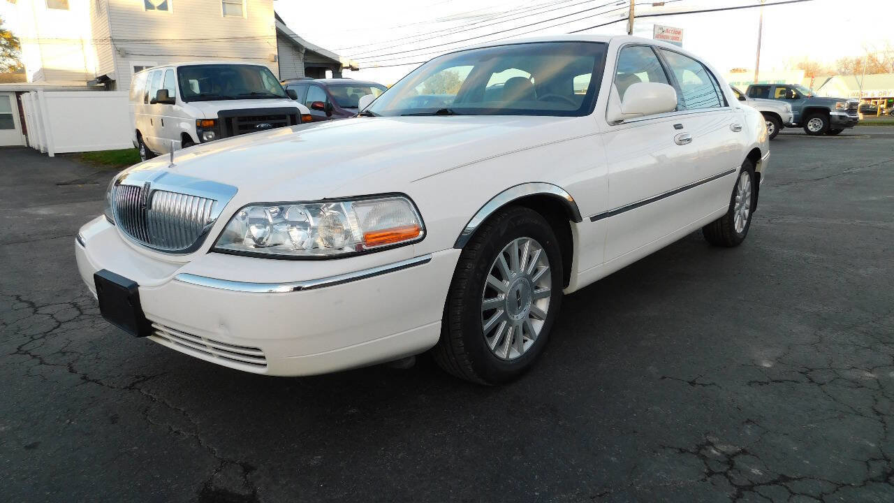 Used 2004 Lincoln Town Car Signature image 3