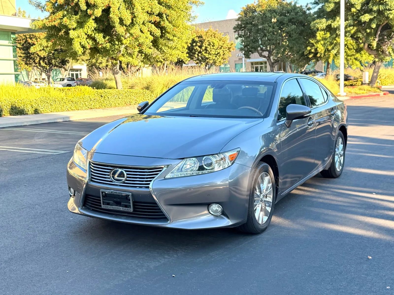 Used 2013 Lexus ES 300h w/ Luxury Pkg image 2