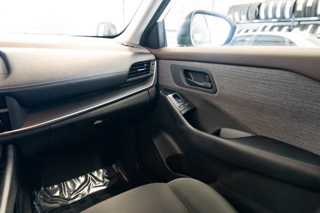 Used 2023 Nissan Rogue S AWD/4WD image 10