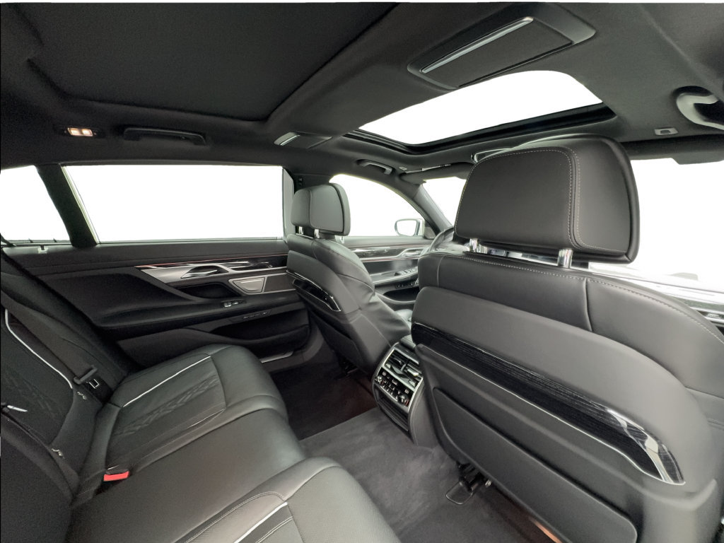 Used 2022 BMW 740i w/ Luxury Rear Seating Package RWD image 29