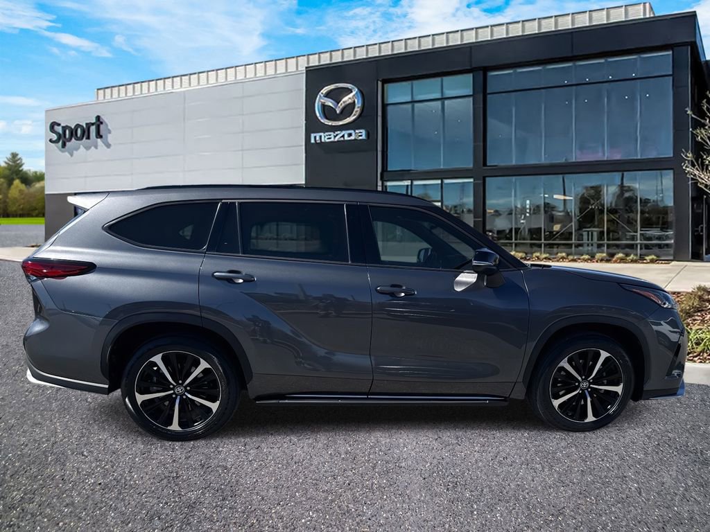 Used 2022 Toyota Highlander XSE image 2