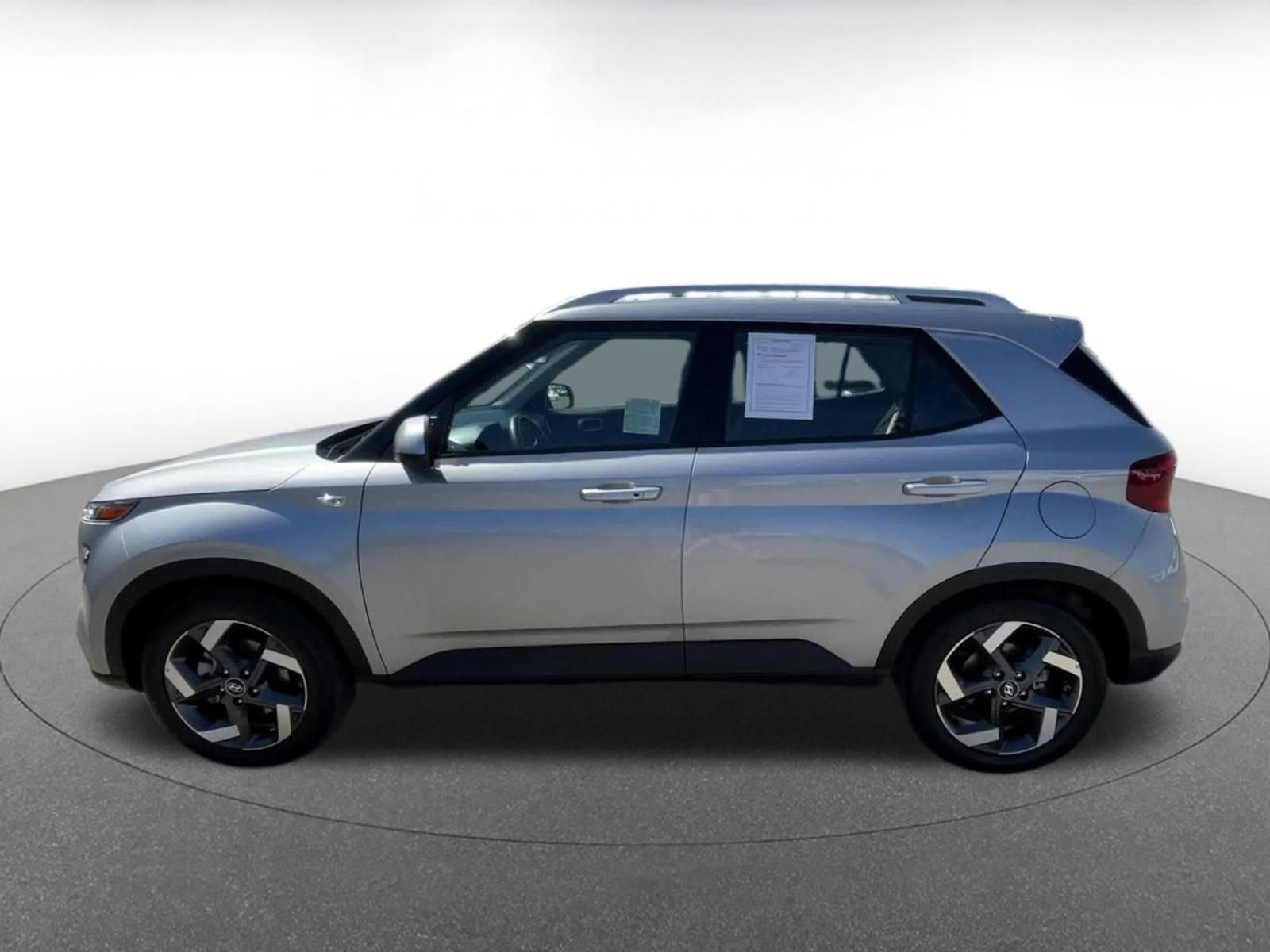 Used 2025 Hyundai Venue SEL FWD image 9
