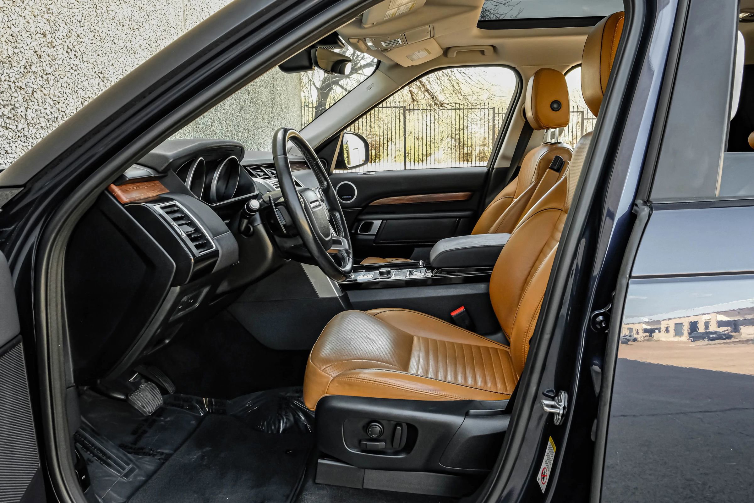 Used 2017 Land Rover Discovery HSE AWD/4WD image 4
