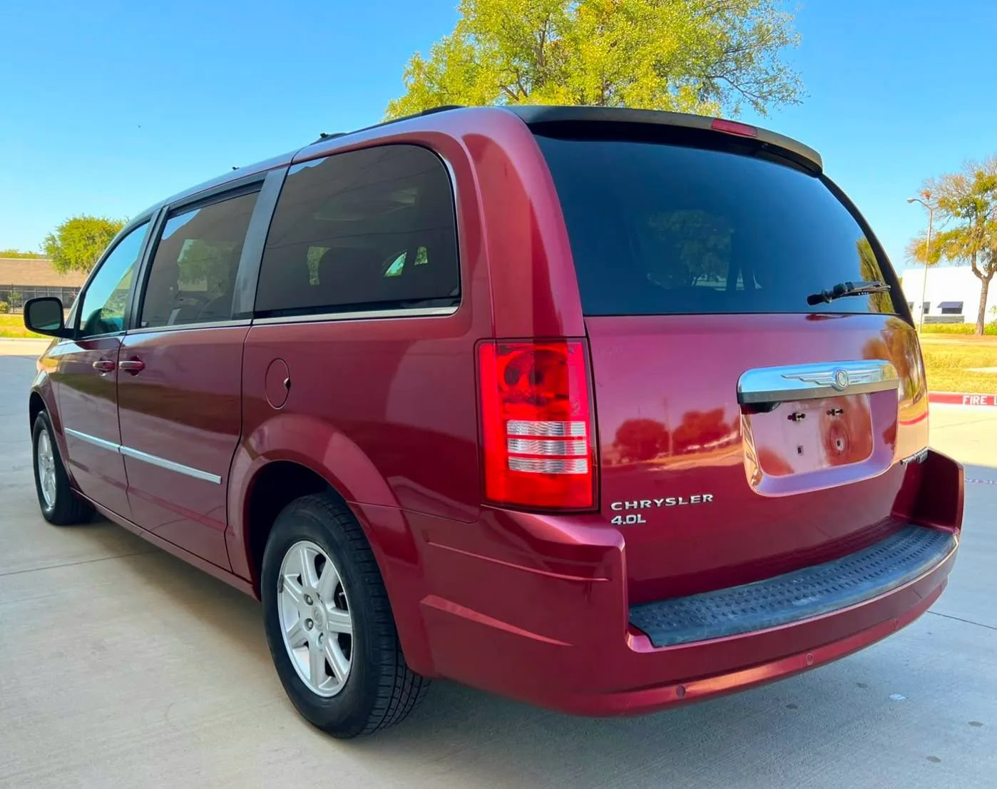Used 2010 Chrysler Town & Country Touring Plus w/ Safetytec Group FWD image 6