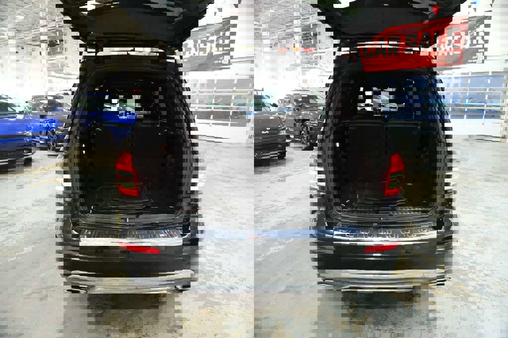 Used 2018 Mercedes-Benz GLS 450 4MATIC w/ Premium Package image 10