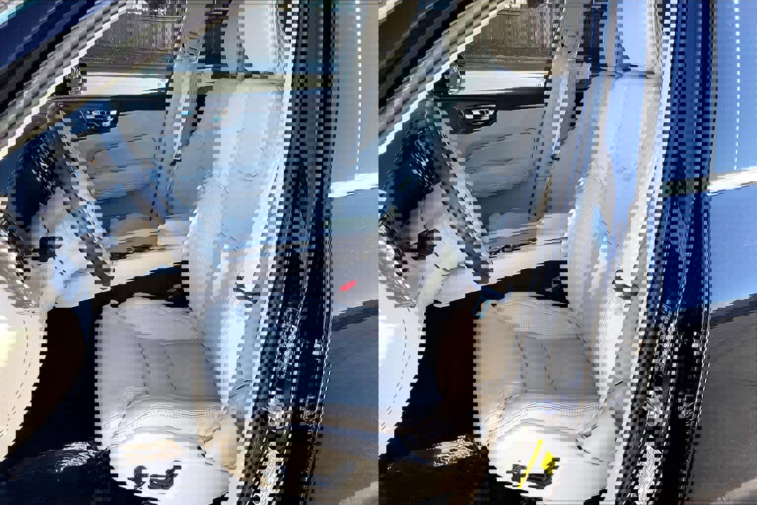 Used 2023 Volvo XC60 T8 Ultimate w/ Climate Package image 29