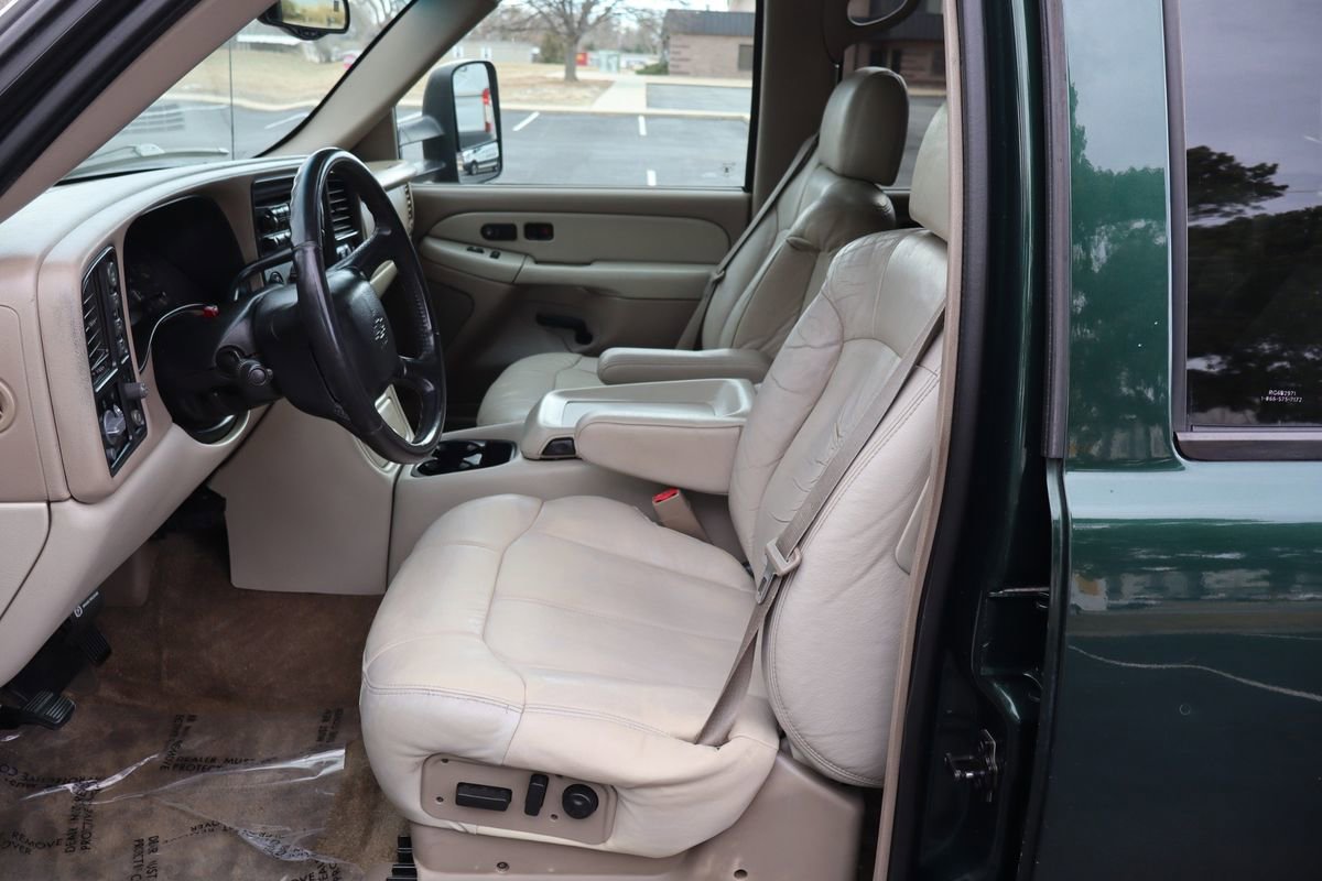 Used 2002 Chevrolet Suburban 2500 LT image 19