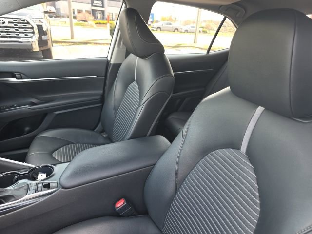 Used 2020 Toyota Camry SE w/ Sunroof Package FWD image 10