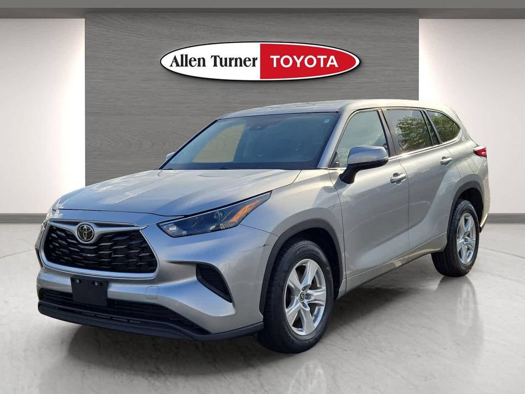 Used 2023 Toyota Highlander L FWD image 3