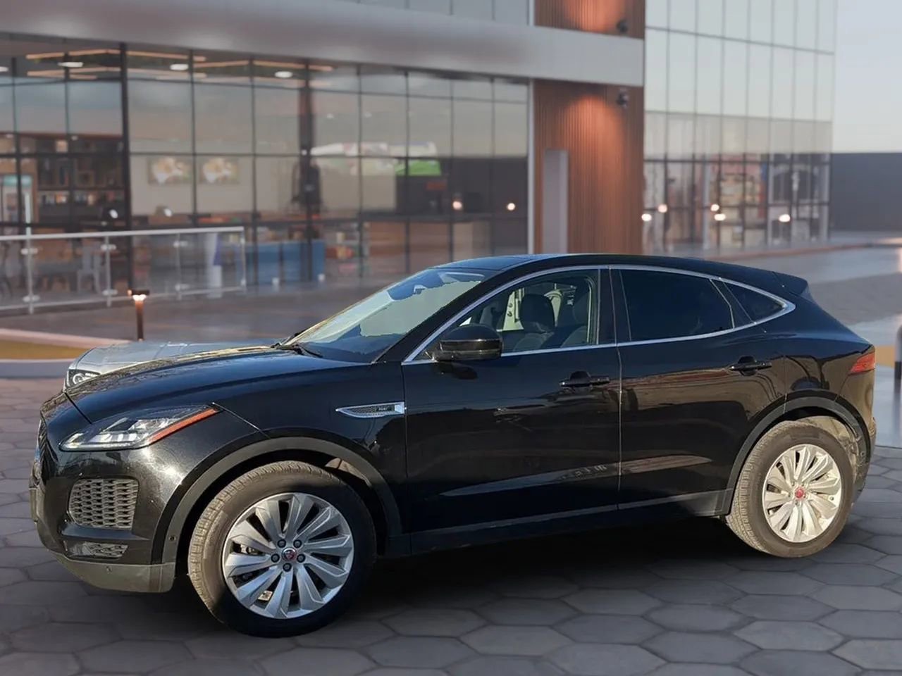 Used 2018 Jaguar E-PACE SE image 2