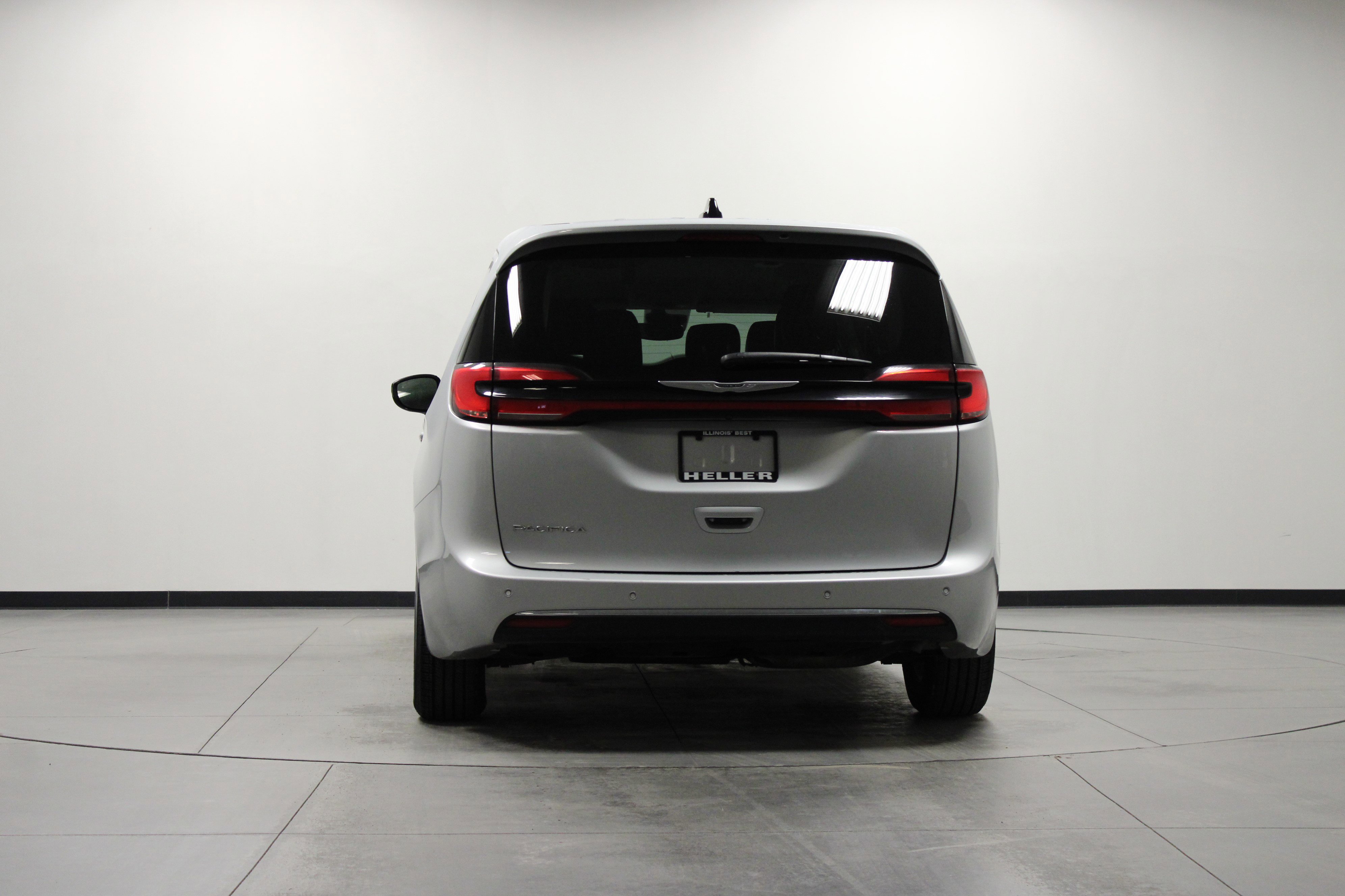 Used 2024 Chrysler Pacifica Touring-L image 5