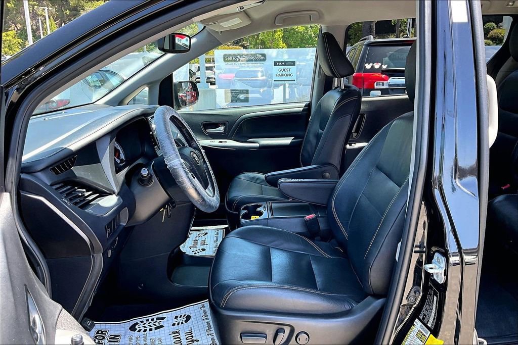 Used 2019 Toyota Sienna SE FWD image 14
