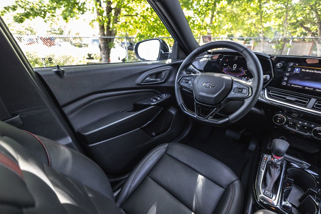 Used 2025 Chevrolet Trax RS w/ Sunroof Package FWD image 22