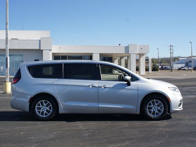 Used 2023 Chrysler Pacifica Touring-L image 19