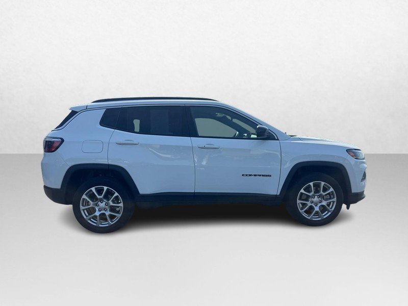 Used 2023 Jeep Compass Latitude AWD/4WD image 2