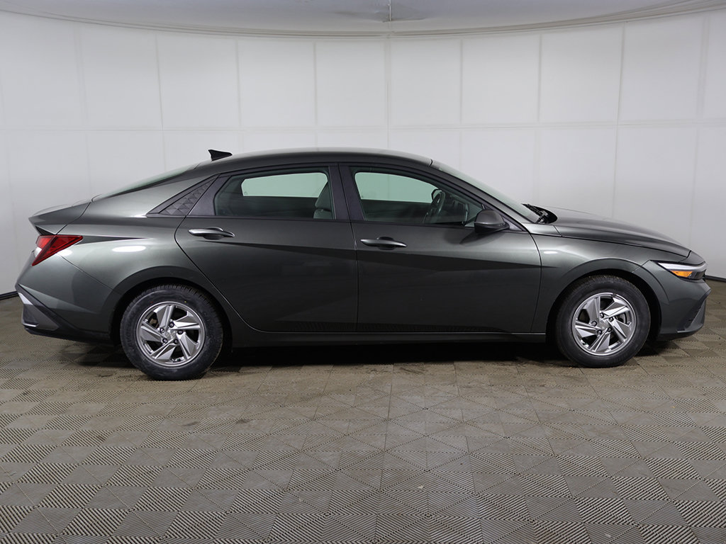 Used 2024 Hyundai Elantra SE FWD image 13