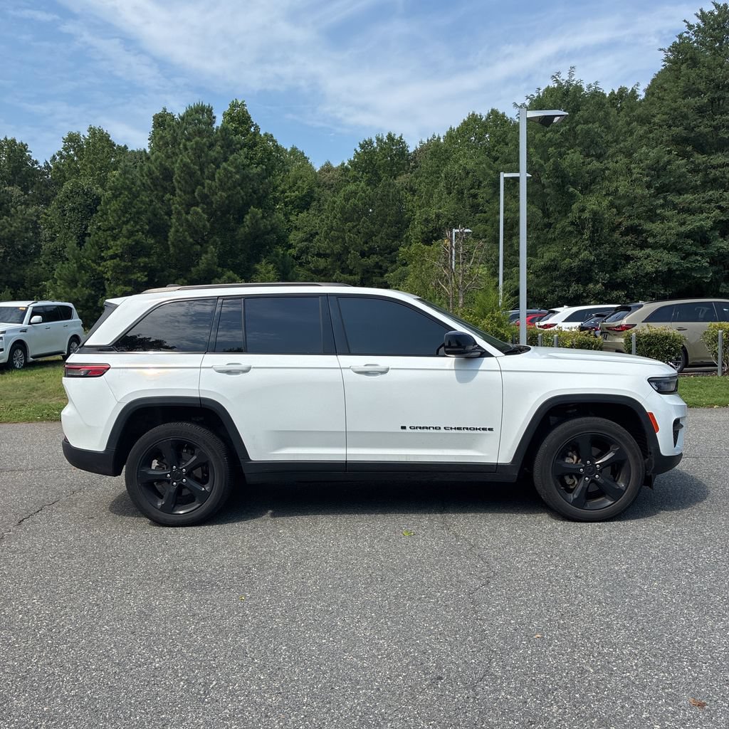 Used 2023 Jeep Grand Cherokee Altitude AWD/4WD image 2