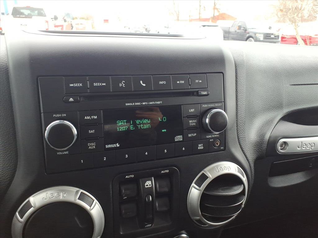 Used 2018 Jeep Wrangler Unlimited Sahara w/ Connectivity Group image 17