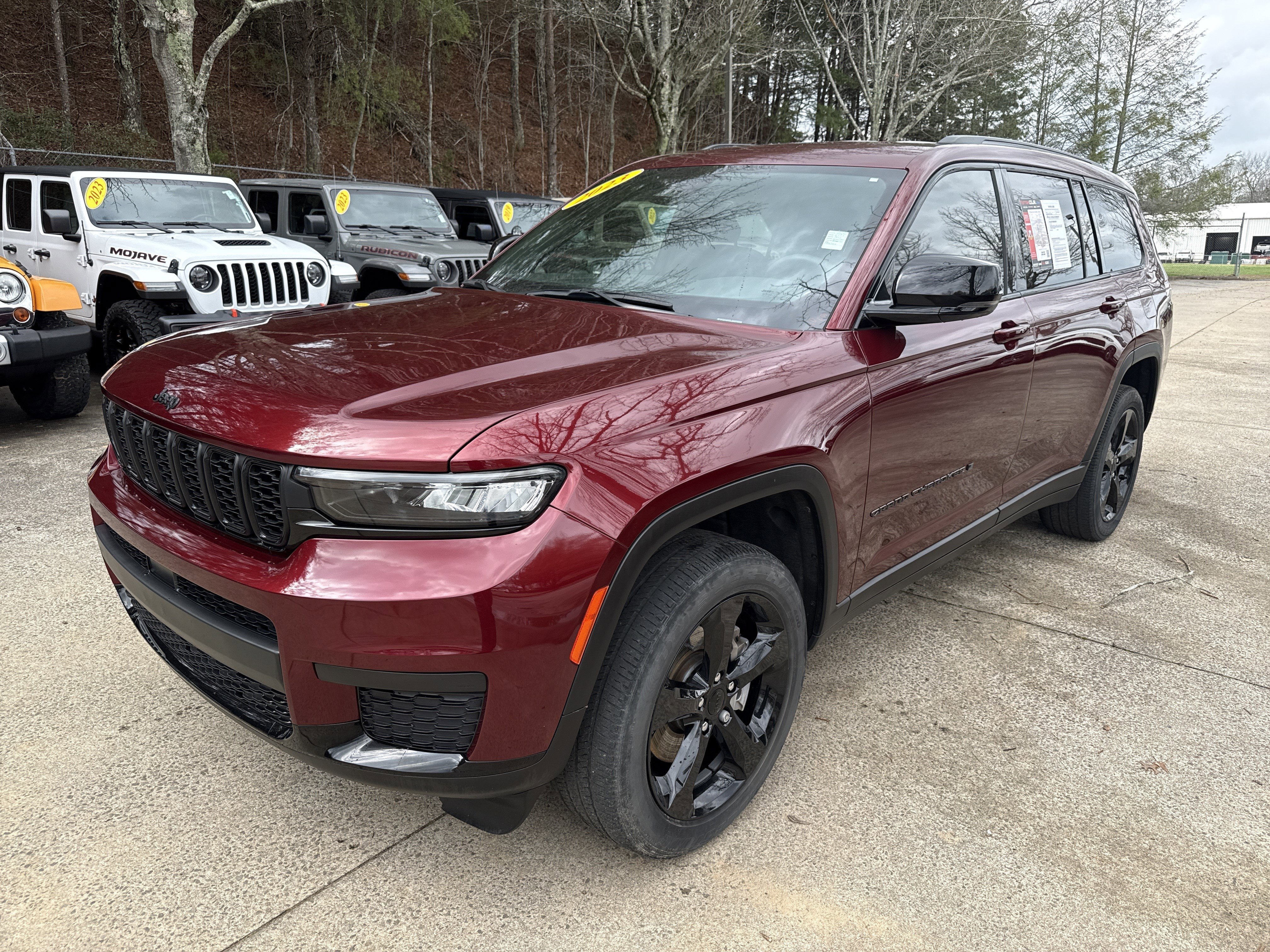 Used 2023 Jeep Grand Cherokee L Laredo image 3