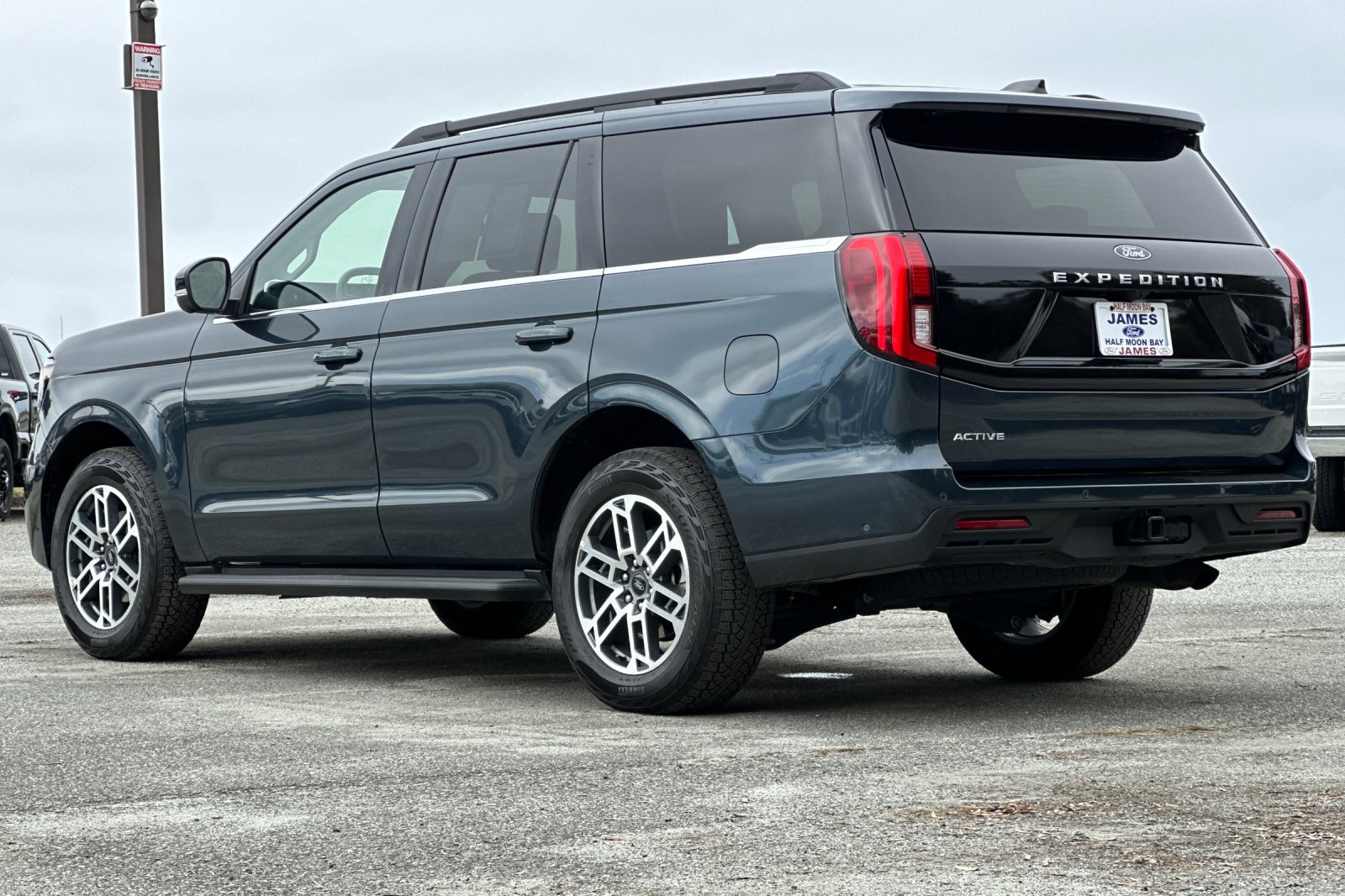 Used 2025 Ford Expedition Active AWD/4WD image 3