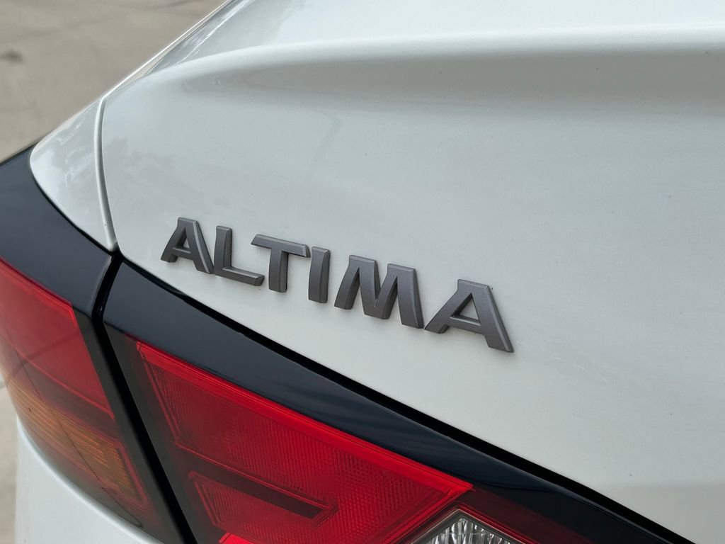 Used 2025 Nissan Altima 2.5 SV FWD image 12
