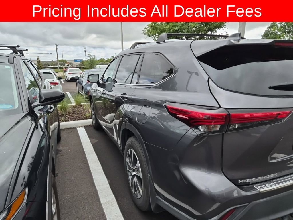 Used 2020 Toyota Highlander XLE AWD/4WD image 5