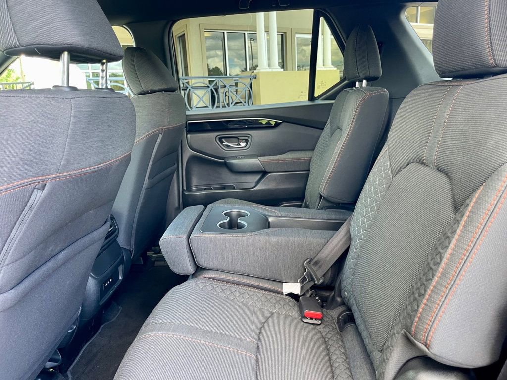 Used 2025 Honda Pilot Sport image 12