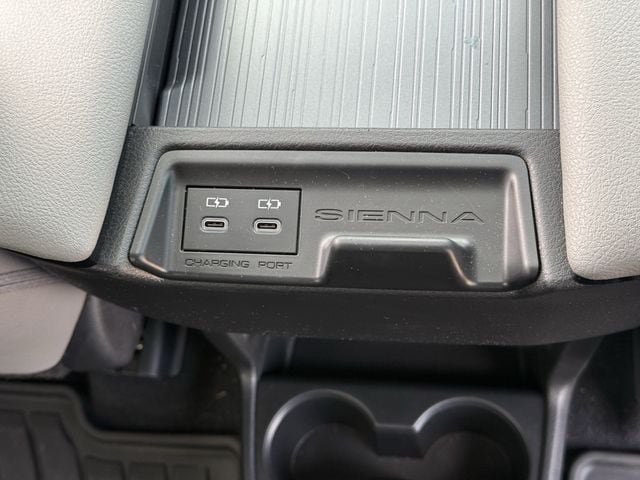 Used 2026 Toyota Sienna XLE FWD image 30
