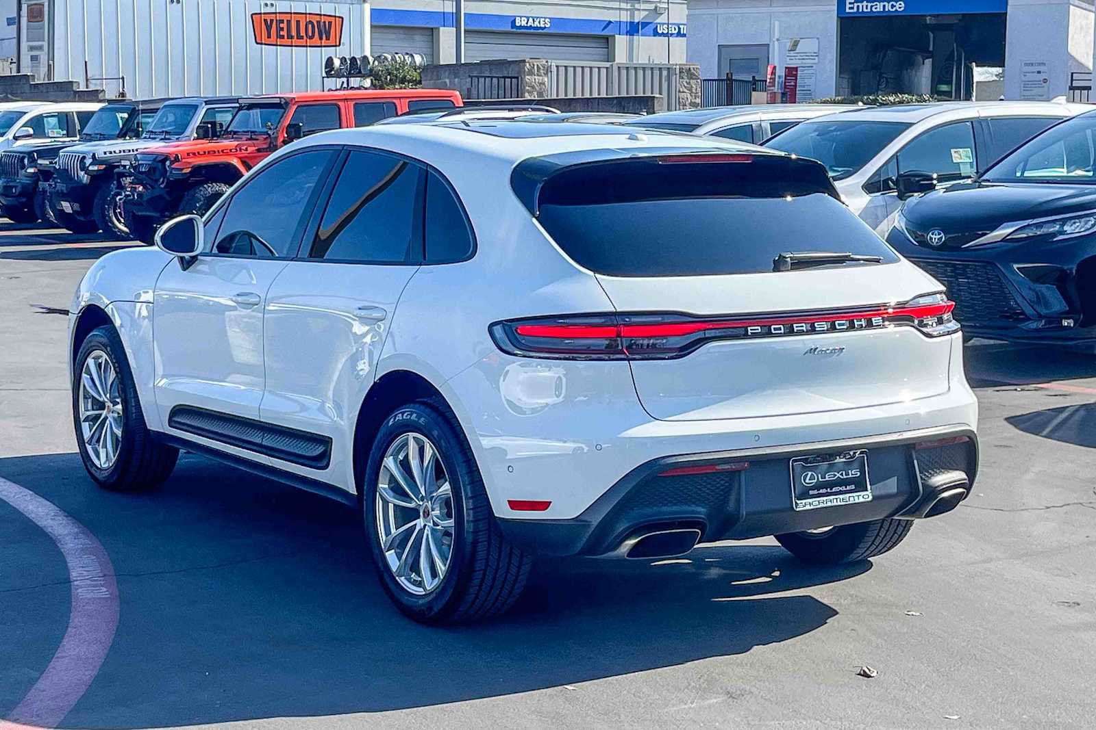 Used 2024 Porsche Macan image 2