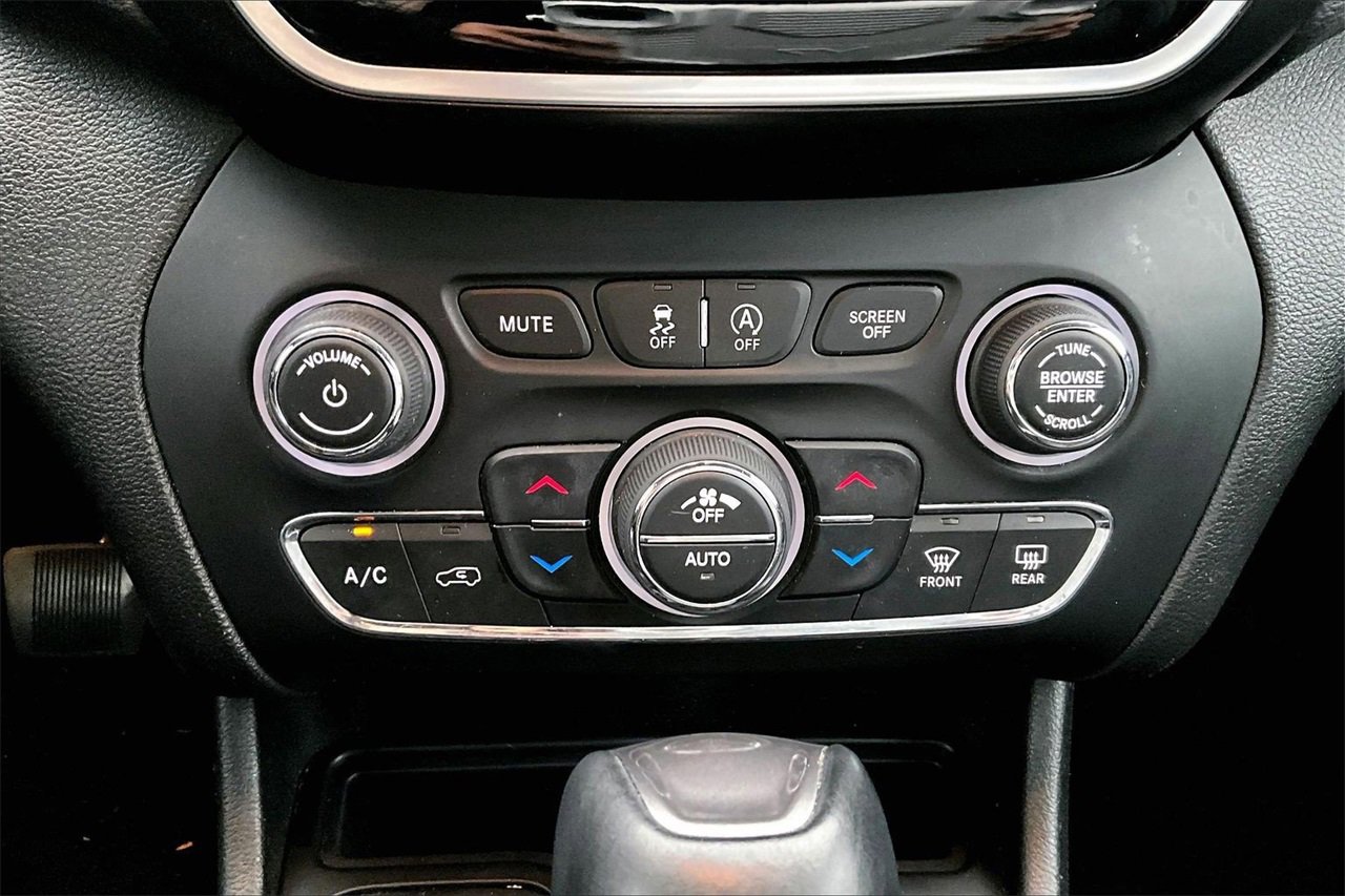 Used 2020 Jeep Cherokee Limited image 16