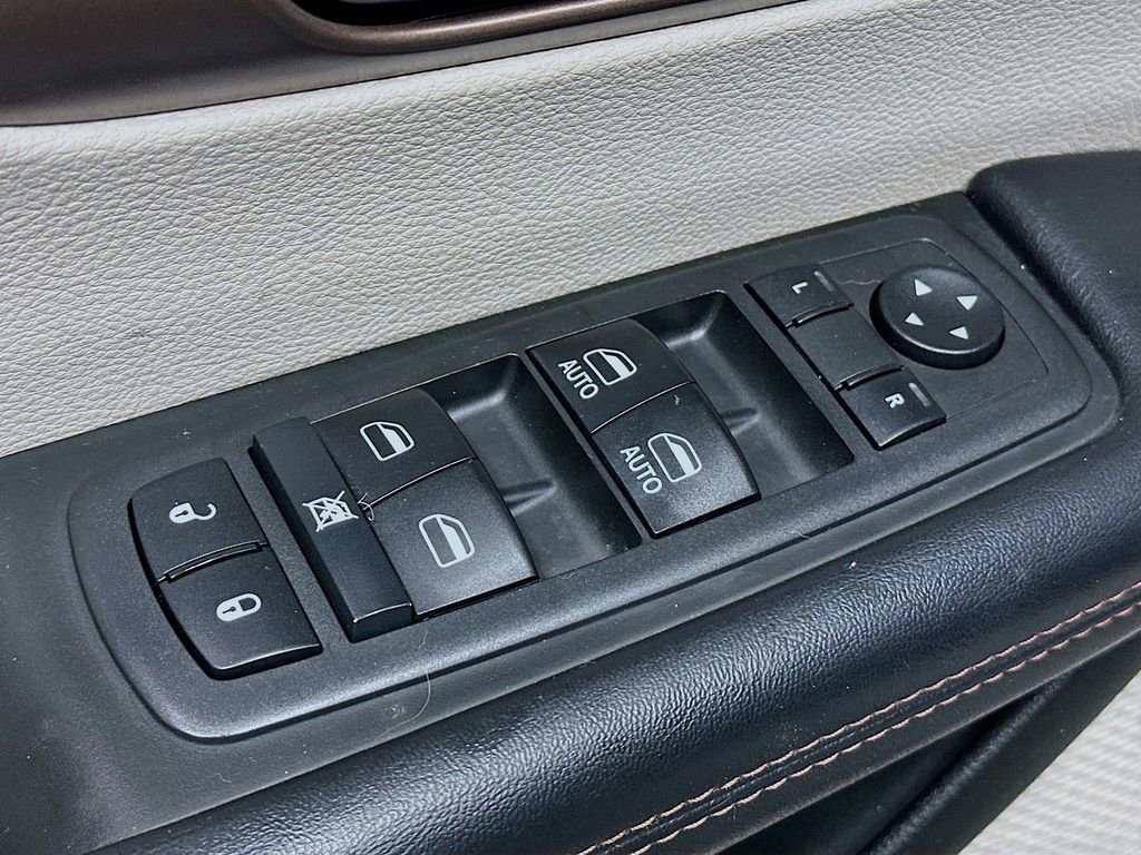 Used 2018 Chrysler Pacifica Touring-L image 18