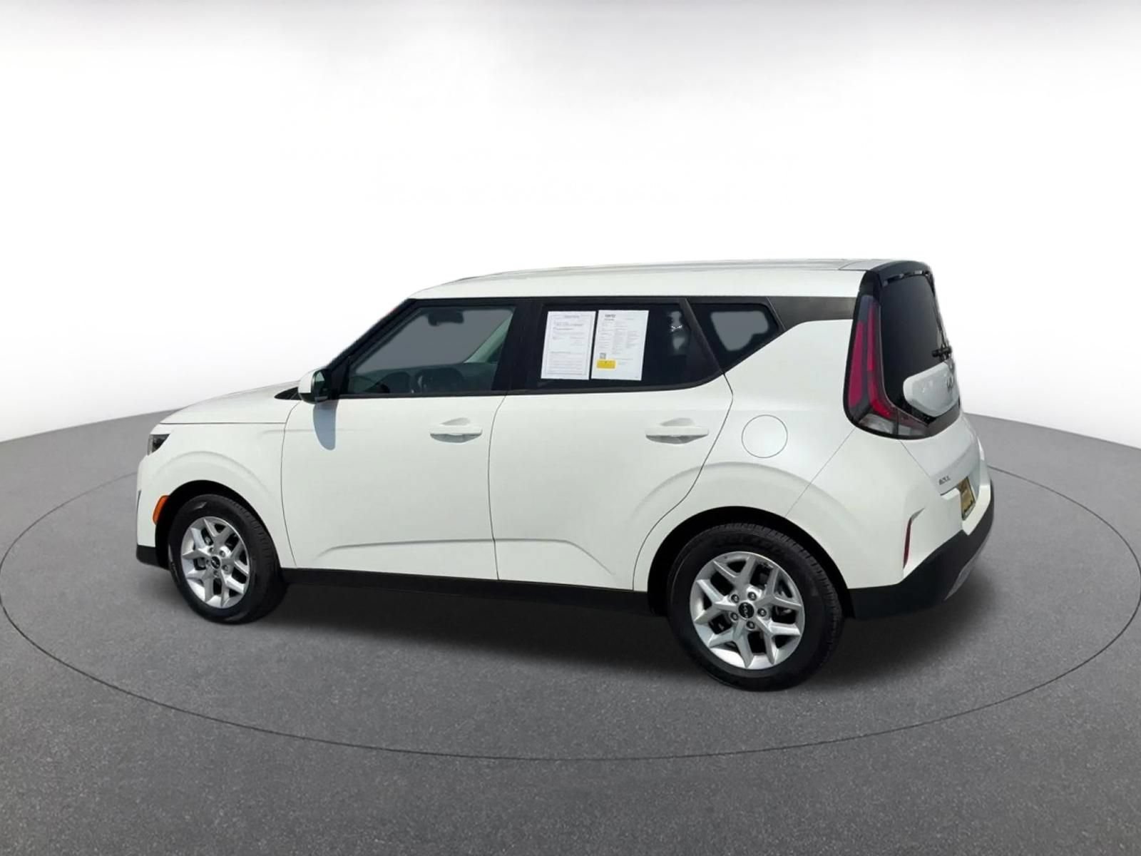 Used 2025 Kia Soul LX w/ LX Technology Package FWD image 9