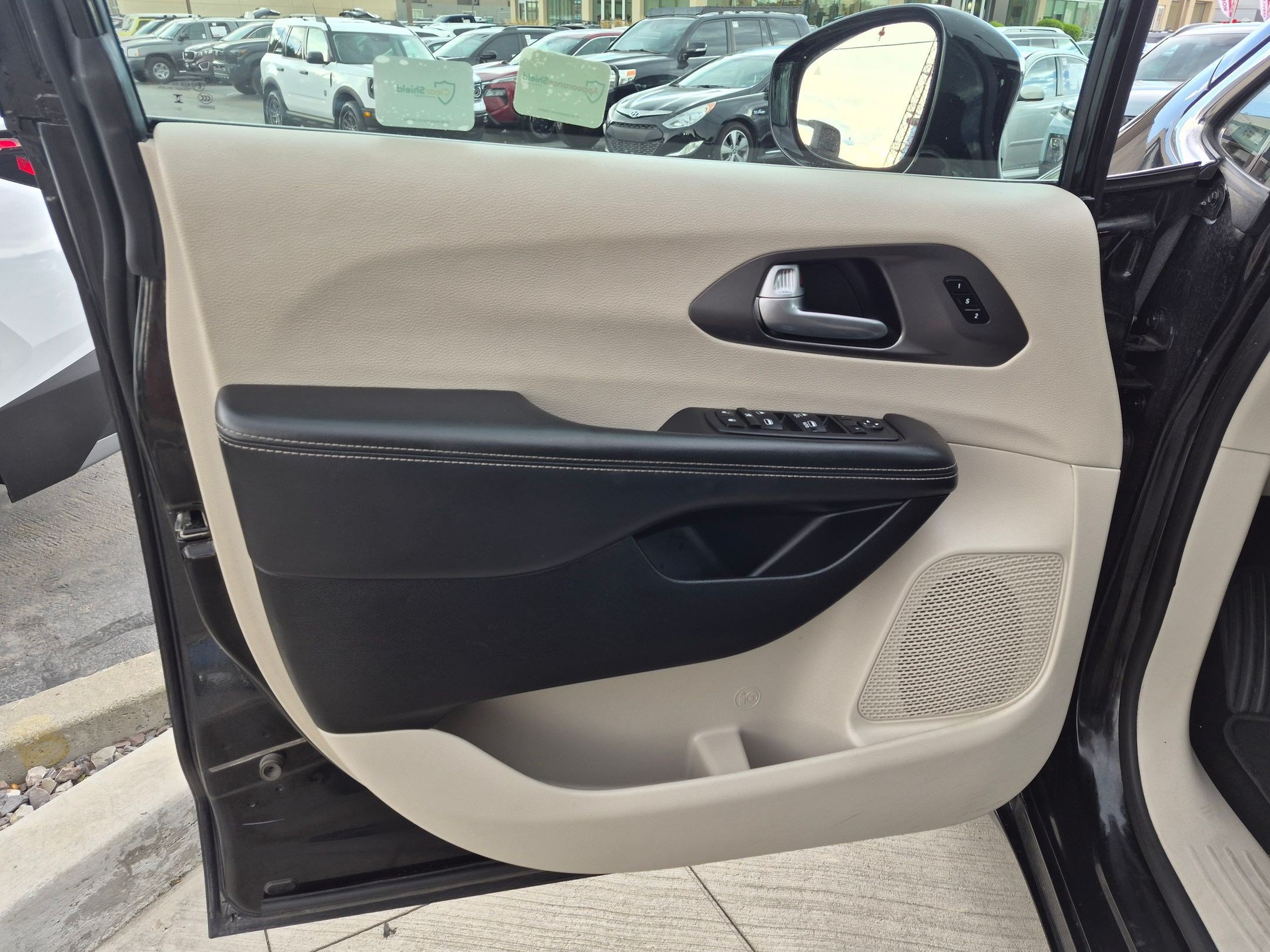 Used 2024 Chrysler Pacifica Touring-L FWD image 13