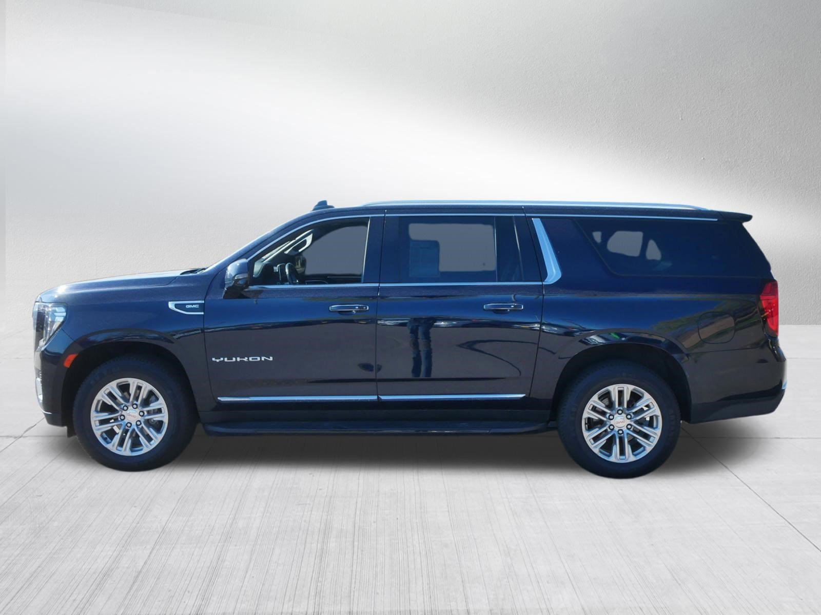 Used 2022 GMC Yukon XL SLT w/ SLT Premium Package AWD/4WD image 4