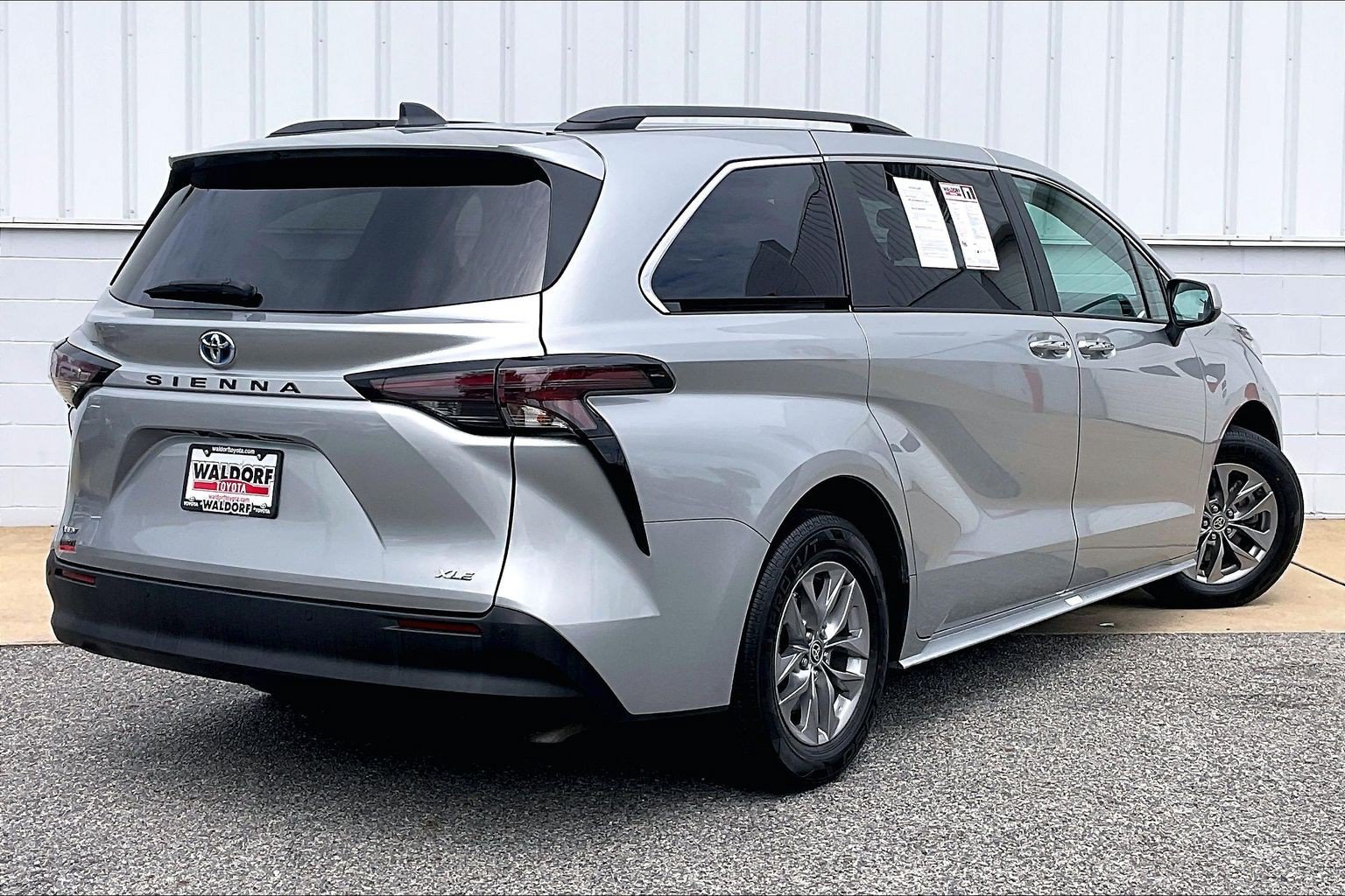 Used 2025 Toyota Sienna XLE FWD image 17