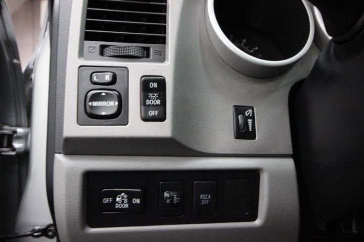 Used 2013 Toyota Tundra 4x4 CrewMax image 17