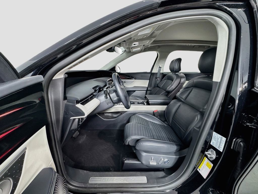 Used 2025 Lincoln Nautilus Reserve AWD/4WD image 11