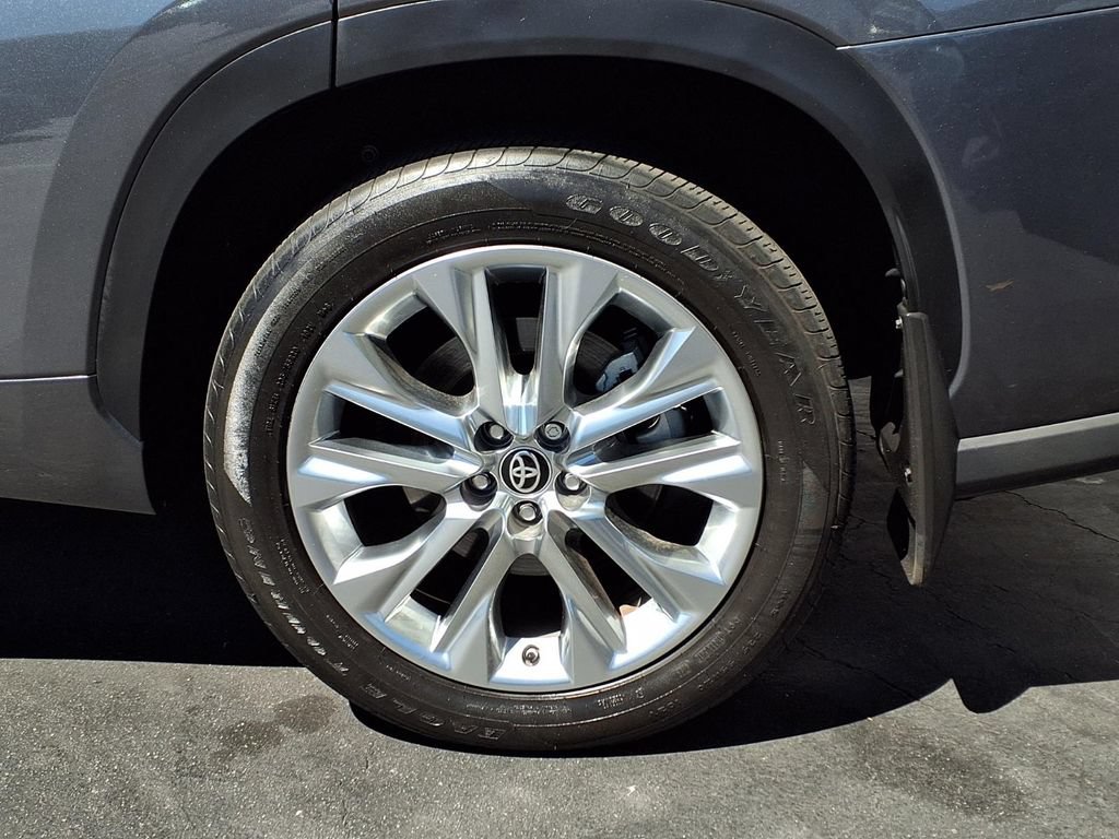 Certified 2024 Toyota Highlander Limited AWD/4WD image 4