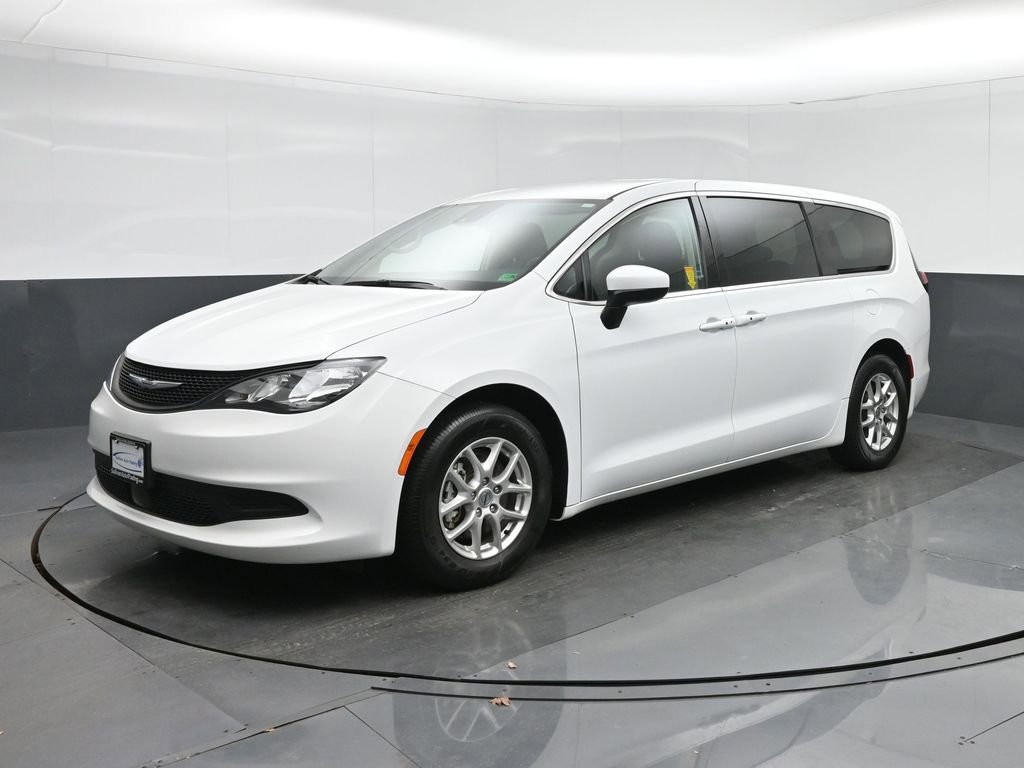 Used 2023 Chrysler Voyager LX image 3