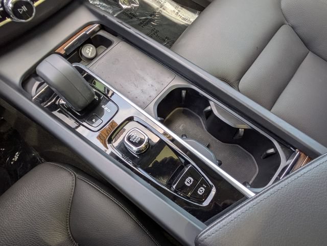 Certified 2022 Volvo XC60 B5 Momentum FWD image 24