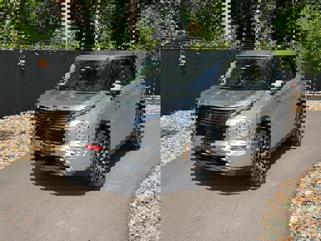 New 2025 Mitsubishi Outlander SE