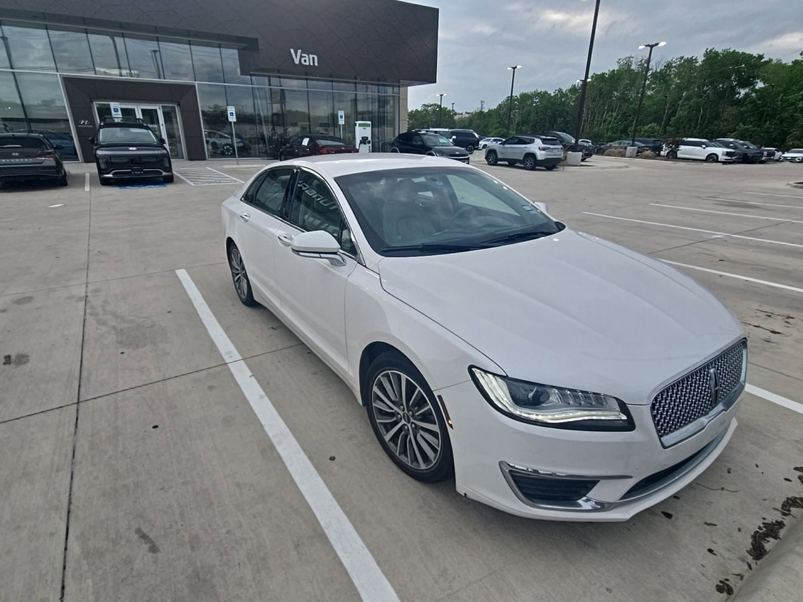 Used 2017 Lincoln MKZ Premiere image 3