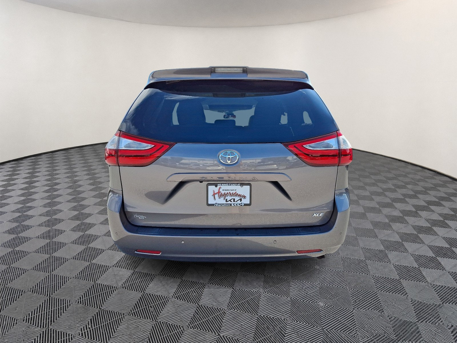 Used 2018 Toyota Sienna XLE w/ XLE Navigation Package FWD image 5